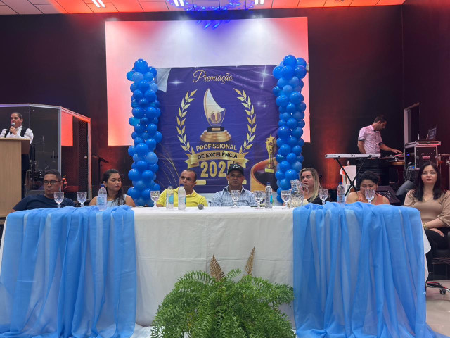 Profissionais da Educação são homenageados em noite de premiação da Prefeitura de Theobroma